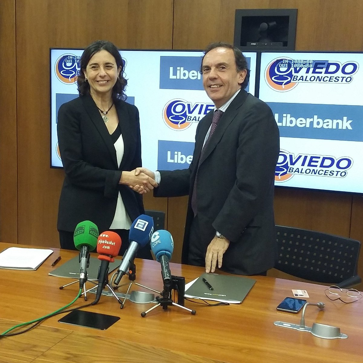 CompeticionFEB's tweet photo. 🤝 Patrocinadores #LEBOro: Liberbank, patrocinador principal del @oviedocb las dos próximas temporadas

📝 Más información ⬇
https://t.co/vClbRFWerP https://t.co/xsWgnKN0qP