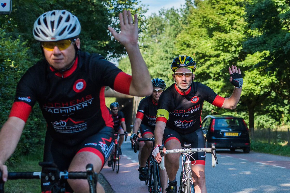 Ritsen, van plek wisselen, belangrijke tekens, gedrag. Hoe heurt het ook al weer, fietsen in een groep?🚲
fietssport.nl/magazine/id/11… #veiligfietsen #samenfietsen #ntfu #deechtewielrenner