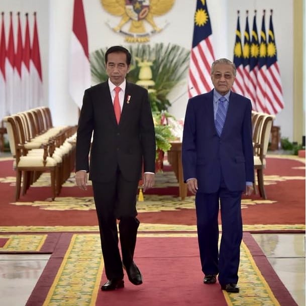 Kunjungan pertama Bapak Mahathir Mohamad ke luar Malaysia sejak menjadi perdana menteri baru adalah ke Indonesia. Alasannya, Indonesia ini jiran terdekat dan memiliki hubungan kekeluargaan. “Ramai penduduk Malaysia itu dari Indonesia, termasuk bapak mertua saya,” katanya.