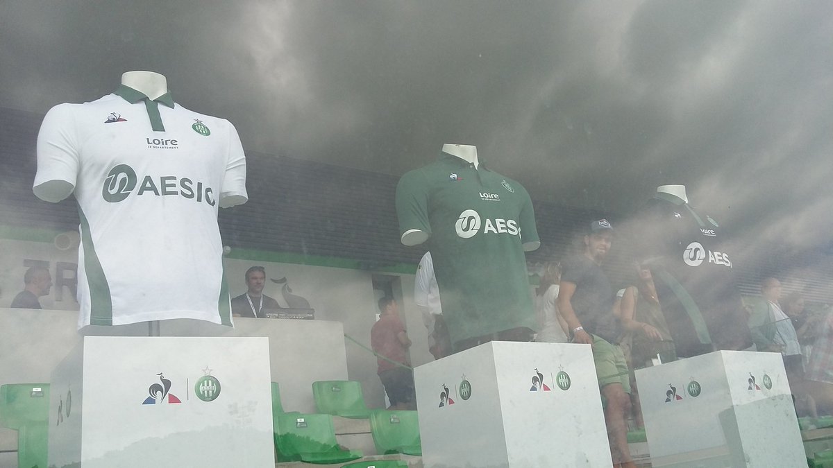Révélation <a href="/lecoqsportif/">le coq sportif</a> du maillot <a href="/ASSEofficiel/">AS Saint-Étienne</a> avec @GroupeAesio partenaire majeur. Fiers d'accompagner les Verts dans de nouveaux défis et challenges et de soutenir les équipes masculines, jeunes, féminines et foot-fauteuil