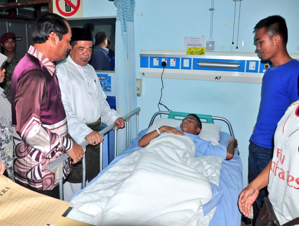 Selesai majlis hari raya td, saya, TS PAT &amp; YB <a href="/MSabu_Official/">Mohamad Sabu</a> sempat melawat 2 anggota 8 RRD di 94 HAT yg cedera dlm insiden di #Gerik tempoh hari. Mereka kini telah dipindahkan dari hospital #Taiping ptg td. Alhamdulillah keadaan mereka stabil. Doakan agar mereka segera sembuh