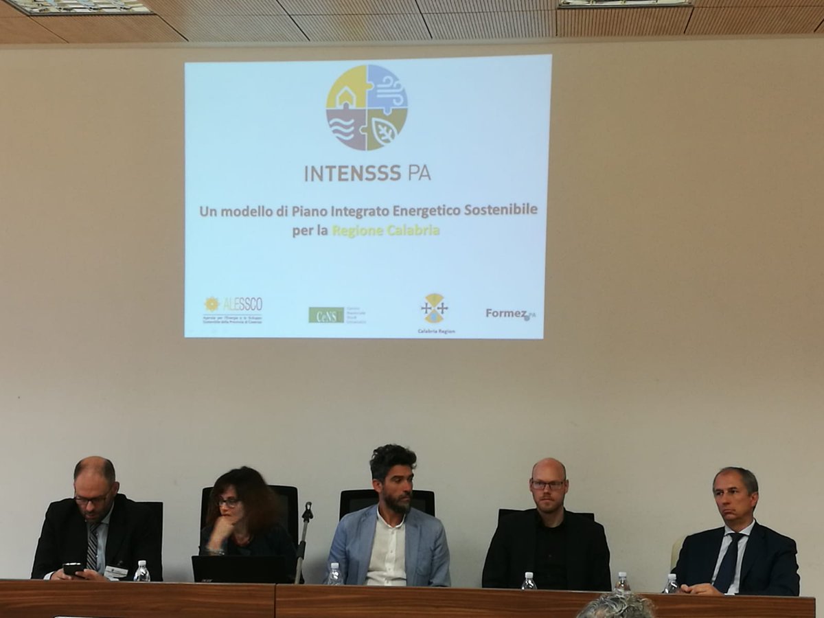 PorCalabria's tweet photo. Illustrati, in Cittadella, dal settore politiche energetiche ed efficienza energetica della Regione Calabria, con il supporto del Dipartimento Programmazione Nazionale e Comunitaria e dell’Alessco, le principali azioni ed output del progetto INTENSSS-PA. #H2020 https://t.co/IOfGlnJJhh