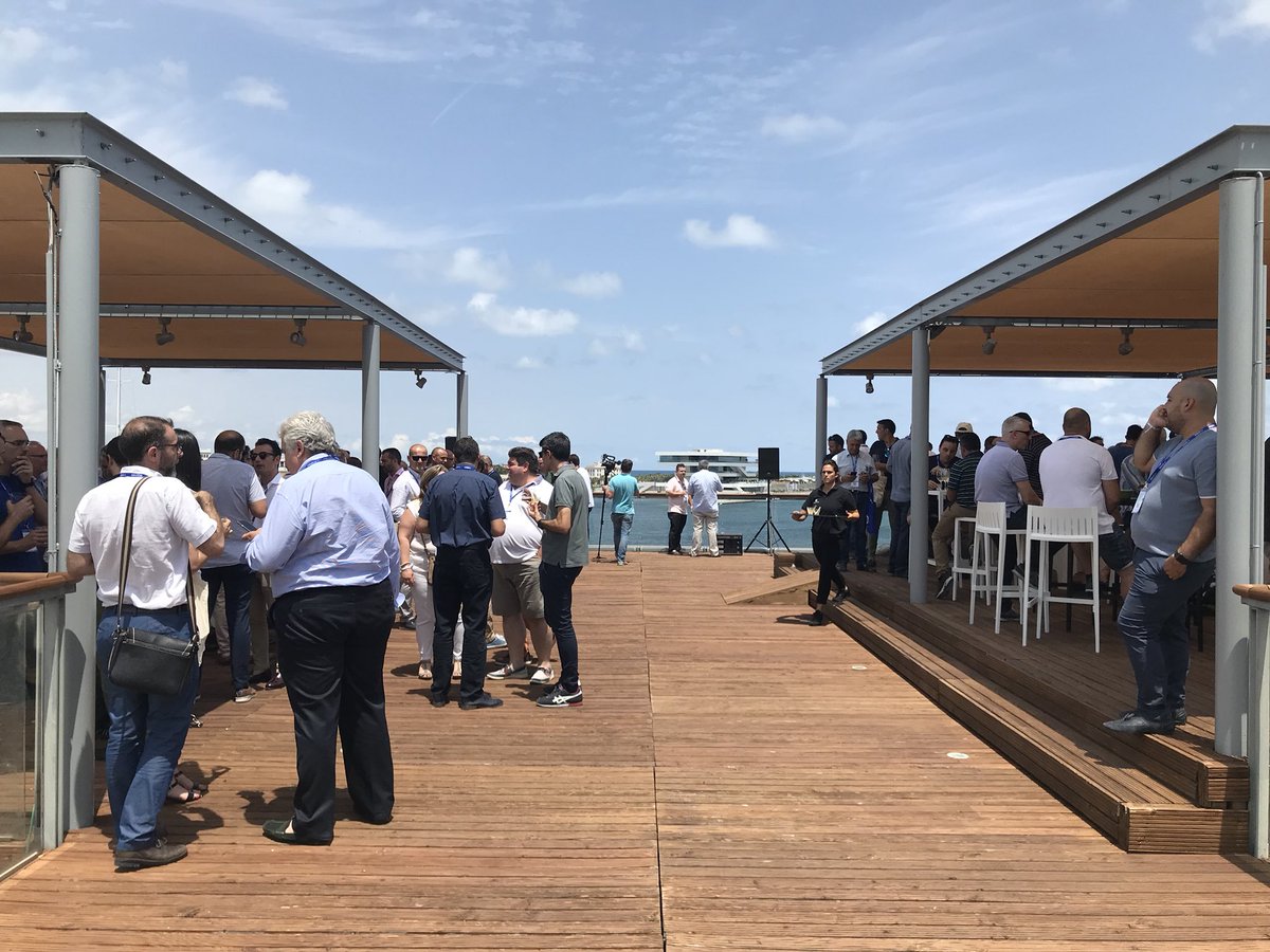 ASELECfemeval's tweet photo. Hora de disfrutar ✅ Nos subimos a la terraza de @Inn_Somnia para disfrutar de la comida con estas espectaculares vistas de la Marina de Valencia #DDi18ASELEC https://t.co/cJkMSb1dzU