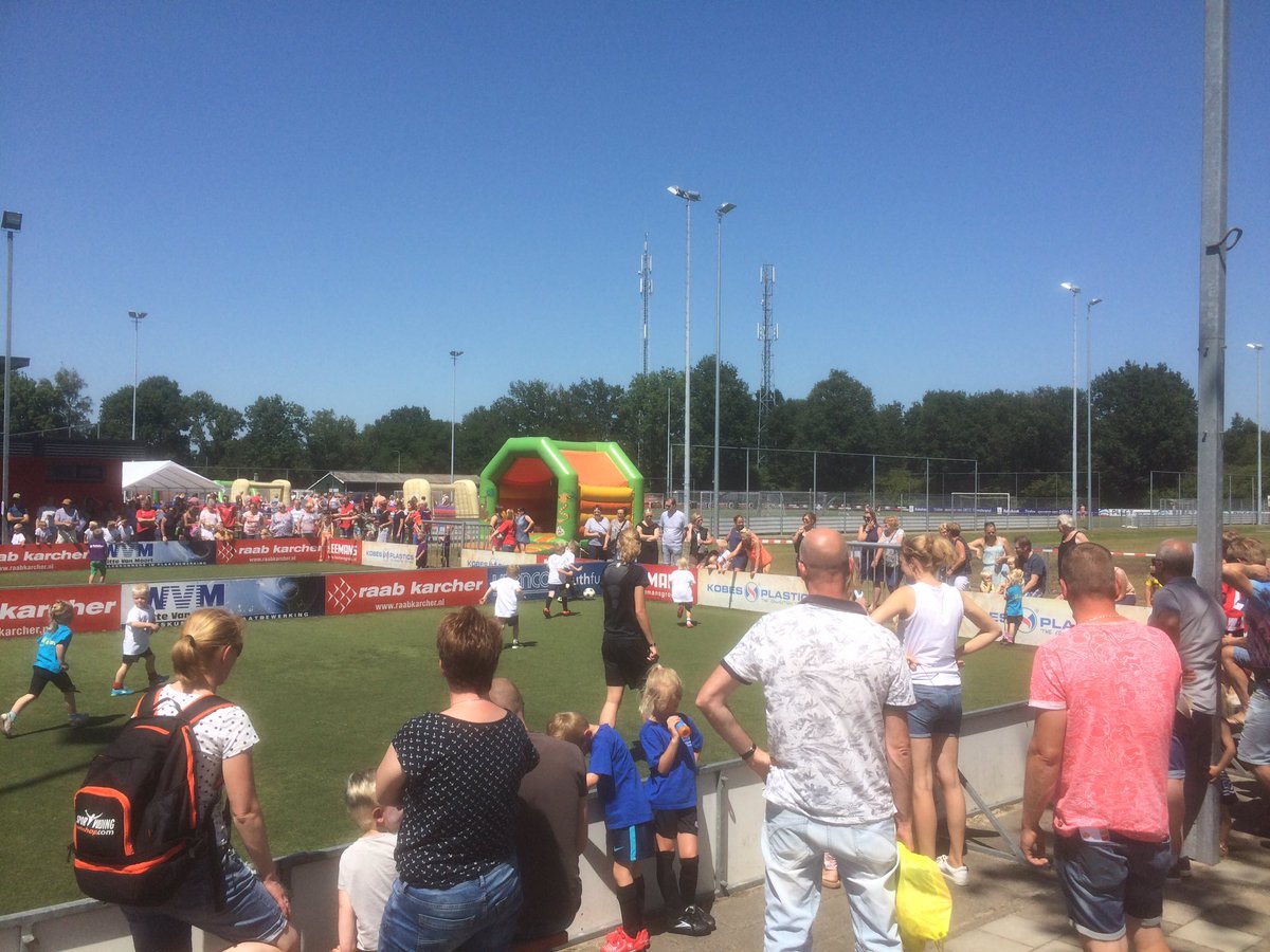Het Mini WK voor scholen is gestart. Prachtig weer, top georganiseerd en geweldige spelers en publiek. Zelfs Messi is erbij.