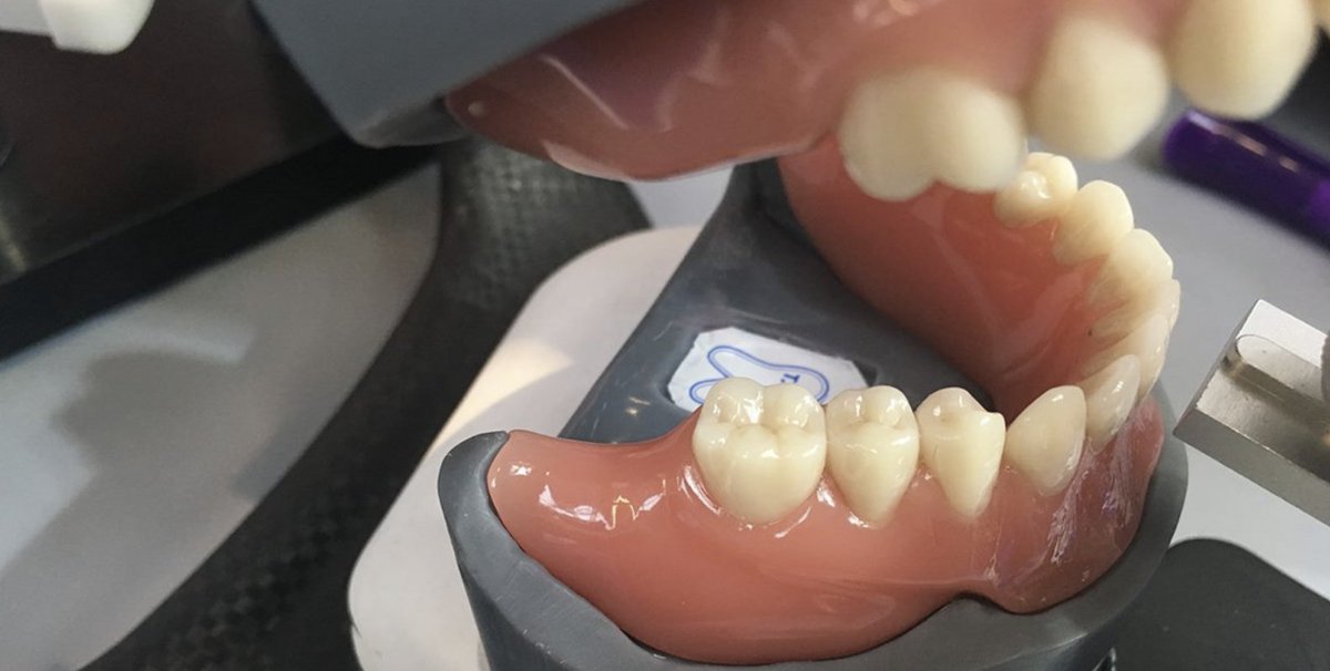TCMLAB's tweet photo. "Kwalitatief heel goed werk afleveren. Dat is wat ons sterk maakt, dat is waarom onze klanten bij ons komen." - Jan van den Heuvel

#tcmlab #dental #tandarts #dentist #FF #vacature #nieuws https://t.co/zFcovwfpPS https://t.co/sjWCAa9He6