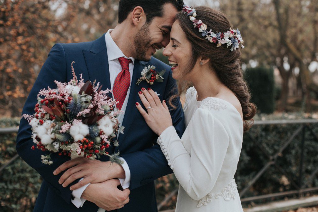 Enamorada de esta novia de invierno. De su ramo con algodones, de su vestido de Lucia de Miguel. Tienes que verla aquí! ellasevistedeblanco.com/2018/06/29/la-…