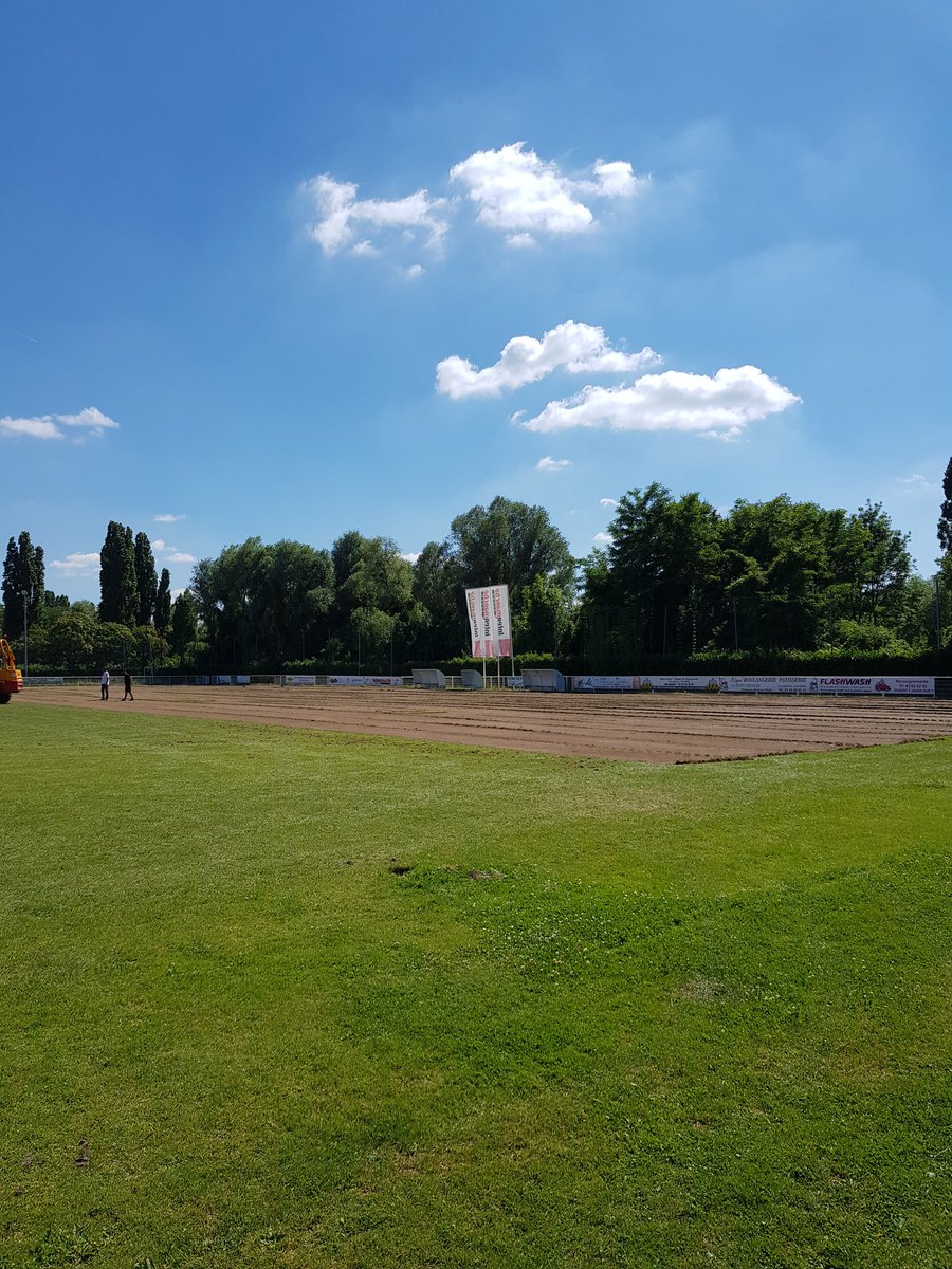 djojos18's tweet photo. Une ville, 2 stade, 2 terrain en travaux en même temps ! @VilledeYerres ! 

 2 premier photo : Synthétique qui remplace un sable (ENFIN) (Stade Leo Lagrange) 

2 Suivante : Terrain d'honneur refait à neuf au Stade Pierre Mollet. 

Saison 2018/2019 de folie au #vycaf ;) https://t.co/9Kji947DLB