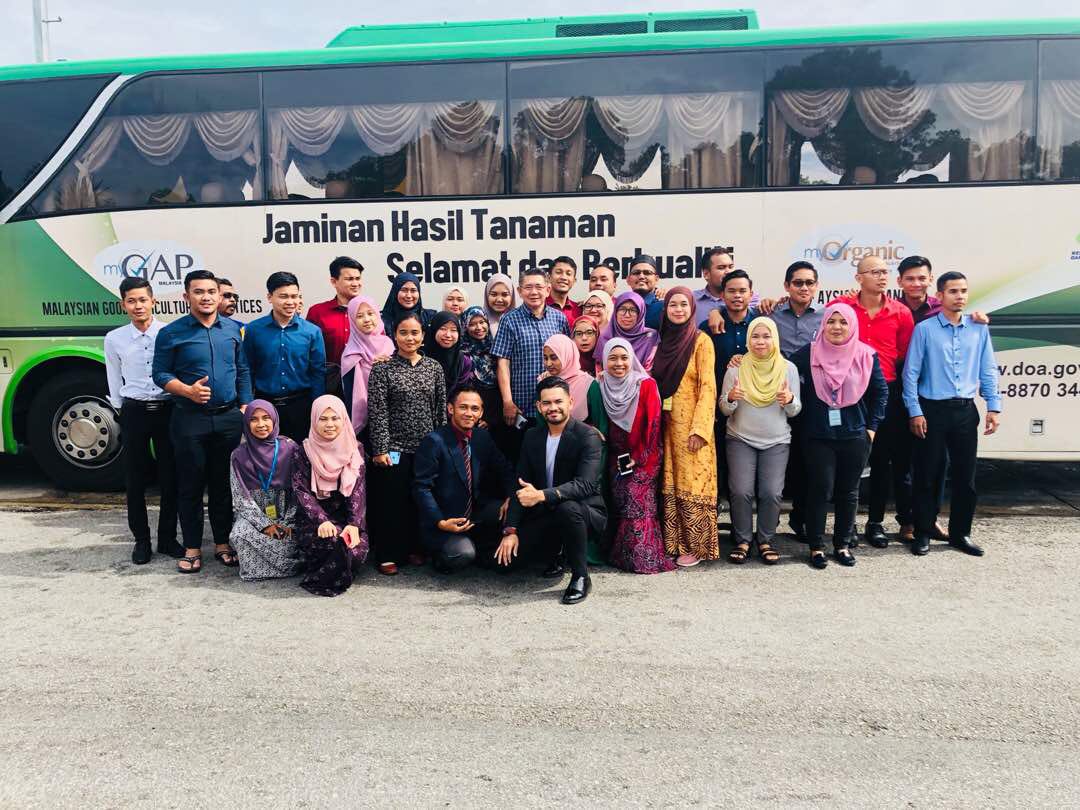 FatinNadila87's tweet photo. Balik dari kursus orientasi jabatan pertanian. Jumpa lak dgn YB Haji Salahuddin bin Ayub

Terbaikkk YB tgh makan pau kat rnr nampak bas jabatan pertanian terus naik atas bas. Speechless semua org

@myDOA_HQ  @JHarizan https://t.co/FswND9d5Bu