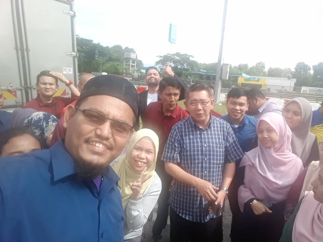 FatinNadila87's tweet photo. Balik dari kursus orientasi jabatan pertanian. Jumpa lak dgn YB Haji Salahuddin bin Ayub

Terbaikkk YB tgh makan pau kat rnr nampak bas jabatan pertanian terus naik atas bas. Speechless semua org

@myDOA_HQ  @JHarizan https://t.co/FswND9d5Bu