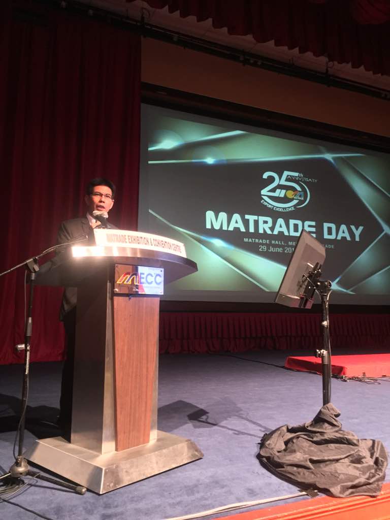 matrade's tweet photo. Dengan adanya transisi ke arah Industry 4.0, IoT, Big Data, pengunaan bahan teknologi tinggi, MATRADE akan mengambil pendekatan yang unik dan khusus dalam membangun prestasi perdagangan negara- ini antara mesej CEO kami di #MATRADEDay @MITIMalaysia @Shahree24473230 @IshamIshak2 https://t.co/8o6uLIxIrv