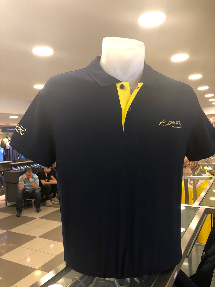 Fenerium'da Türkiye Cumhuriyeti'nin kurucusu ulu önder Mustafa Kemal Atatürk imzalı başkan Ali Koç tişörtleri satışa çıktı.