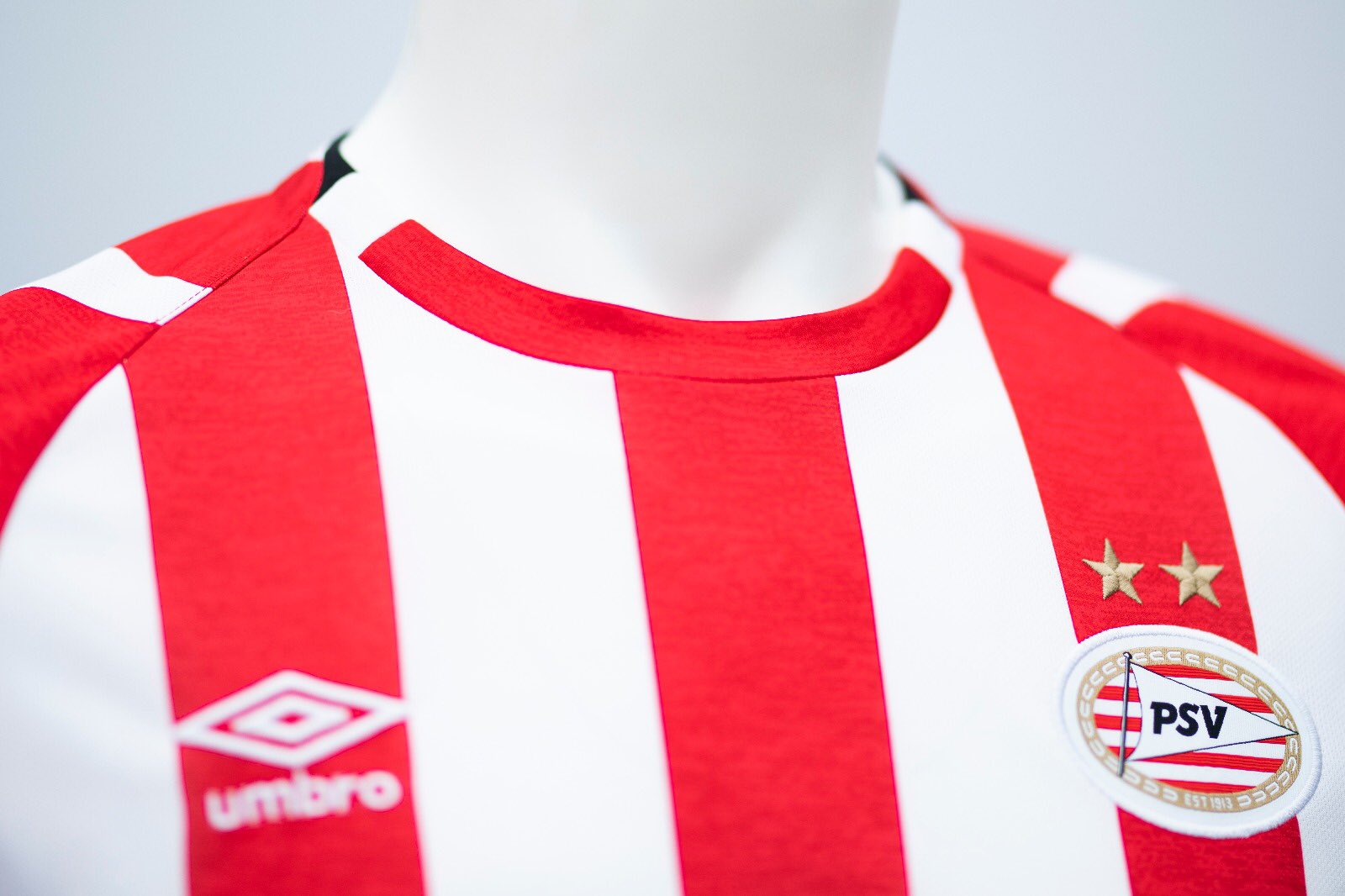 تويتر \ PSV على تويتر: "Het shirt voorzien van de klassieke rood-witte banen een speciaal logo in de nek wat is op plaquette in de Vrijstraat, die op