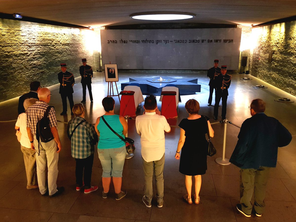 Shoah_Memorial's tweet photo. Les cercueils de Simone et Antoine Veil sont exposés dans la crypte du Mémorial de la Shoah depuis ce matin. Les Français peuvent venir leur rendre hommage jusqu'à leur départ pour le #Panthéon dimanche matin. #SimoneVeil https://t.co/5ViHQvNs8O