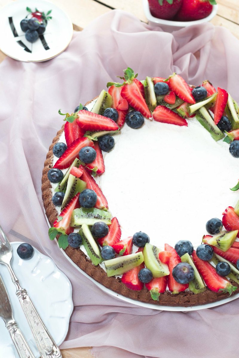 Ultima crostata che ci accompagna verso il #weekend!! Ce la prepara Francesca di <a href="/lostinmykitchen/">LOST in my Kitchen</a> 😍 Base al #Cacao, crema alla #vaniglia e #fruttafresca 🍓🍑🍒 Ora ci vorrebbe proprio una bella fetta 😉 Eccovi il link per la ricetta lostinmykitchen.it/2018/04/crosta…