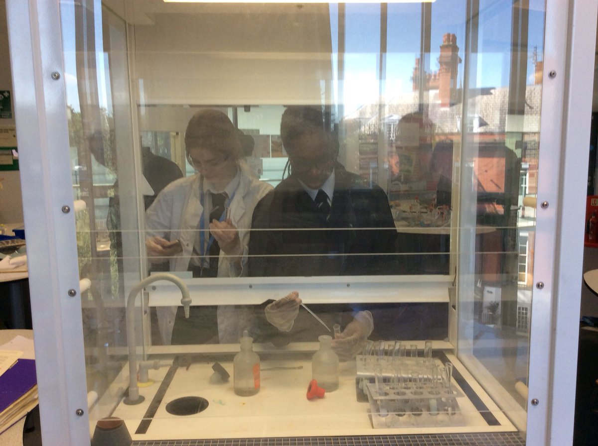 sthildaschem's tweet photo. Great skills at A-level chemistry #chemistrypractical https://t.co/oT2OX8bHs6