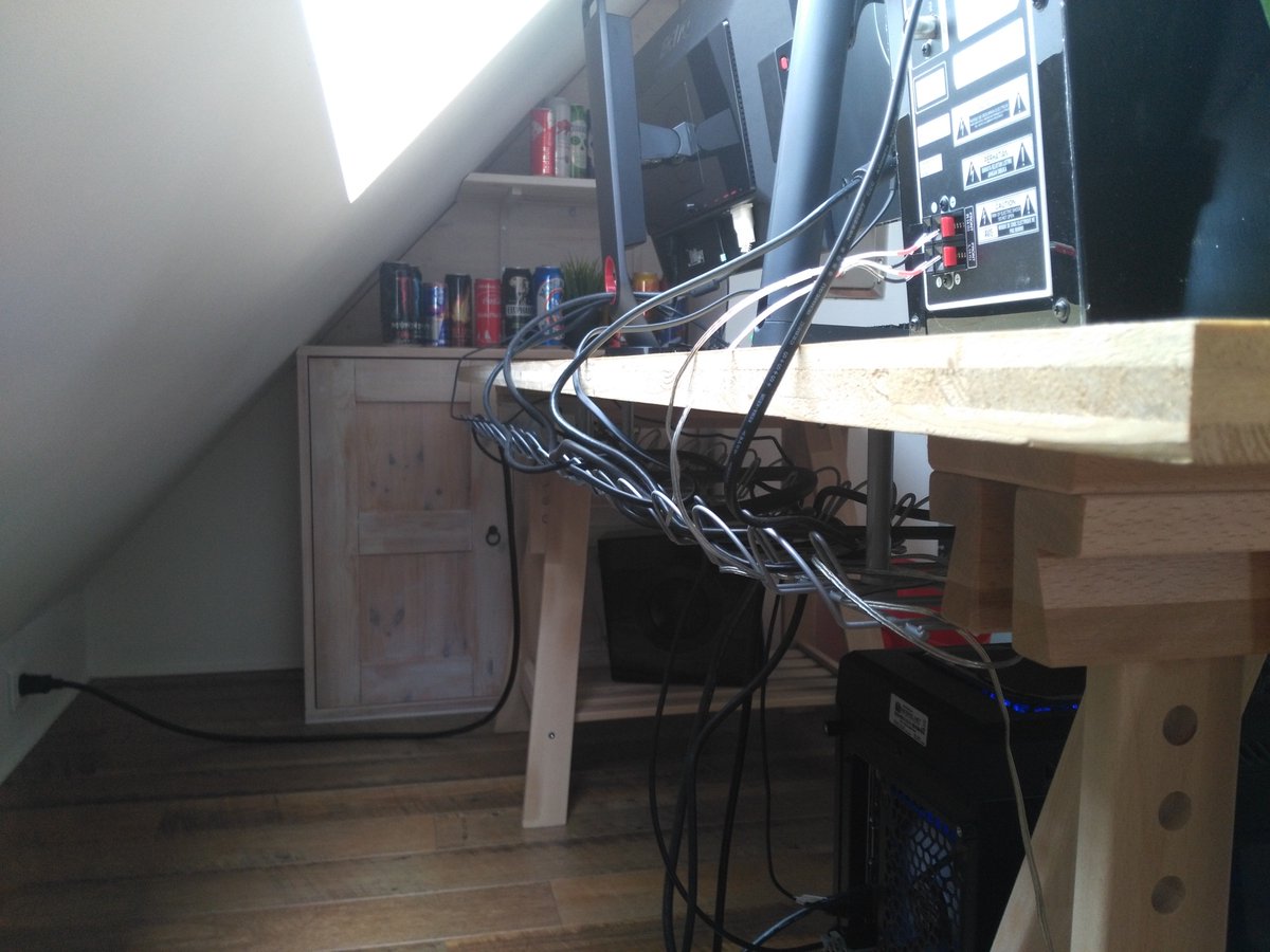GNZIIII's tweet photo. Après quelques années j'ai réussi à avoir un Setup de qualité
@CORSAIRFRA @SteelSeriesFR @BenQFrance @SamsungFR @LG_France @BequipeGaming (@OservEsport) @ASTROGamingFR @Sony @Razer @materielnet (Pc Respawn V2) @IKEA_France @leroymerlinfr @PlayStationFR #DXseat. Cable managment :D https://t.co/np90uTiqmM