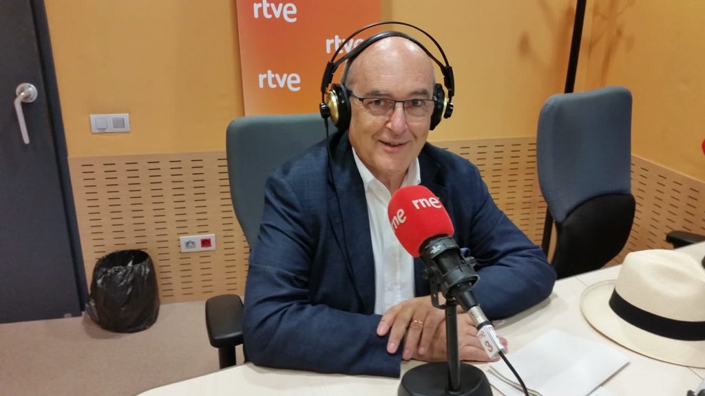 "La última <a href="/080_bcn_fashion/">080 Bcn Fashion</a> supuso para las empresas un incremento de ventas de 13,9 millones. Decimos pocas veces que lo que hacemos lo hacemos muy bien, pero tenemos que cerrar el círculo y consumir nosotros también nuestra moda" <a href="/miquelrdgz/">Miquel Rodríguez</a> #IndustriadelaModa <a href="/LasMananas_rne/">Las Mañanas de RNE</a>