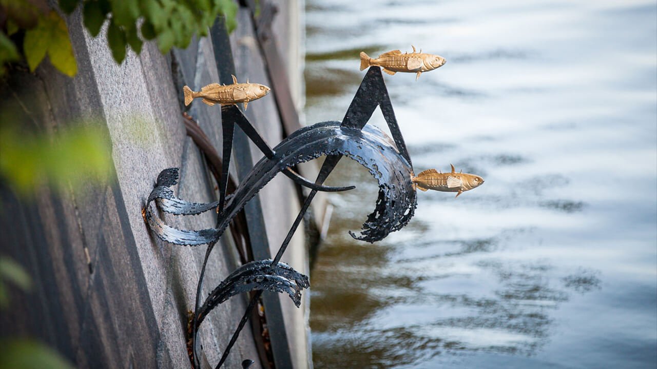 рыба кронштадт. памятник корюшке кронштадт. памятник блокадной колюшке в санкт-петербурге. рыба кронштадт. памятник блокадной колюшке кронштадт.