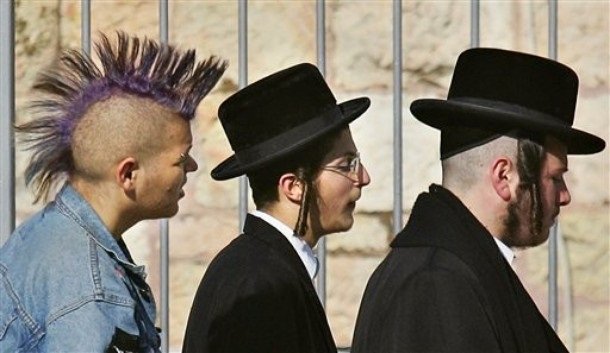 Еврейское приветствие. Еврейские панки. Пейсы причёски. Панк еврей. Ортодоксальный еврей смешной.