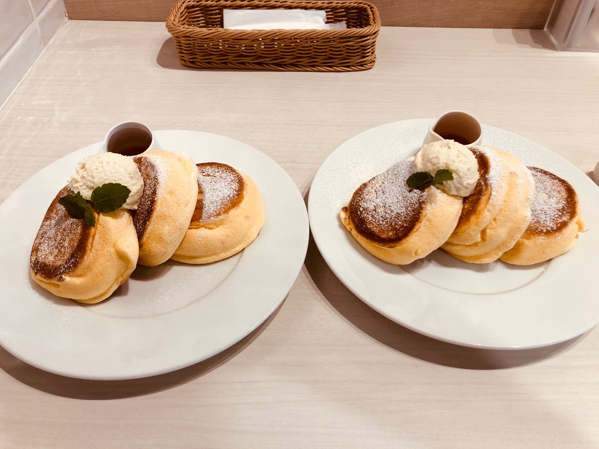 「こちら幸せのパンケーキと、こちら幸せのパンケーキになります」と店員に言わせるひとり客のおれ（麻枝