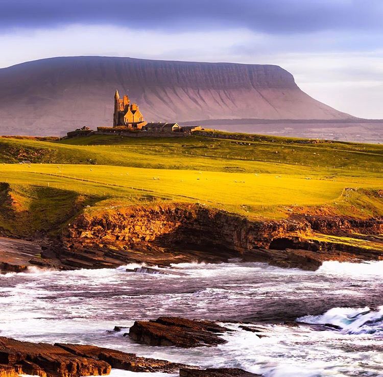 This is one of the place you must see before you die... Classiebawn Castle😍💚🇮🇪 Tag your friends you wish to visit this amazing place with😉 #mullaghmore #castle #sligo #ireland .
.
📸by IG:historyofmodern 👏🏆☘️#irish_daily #photooftheday #LoveIreland #irlanda