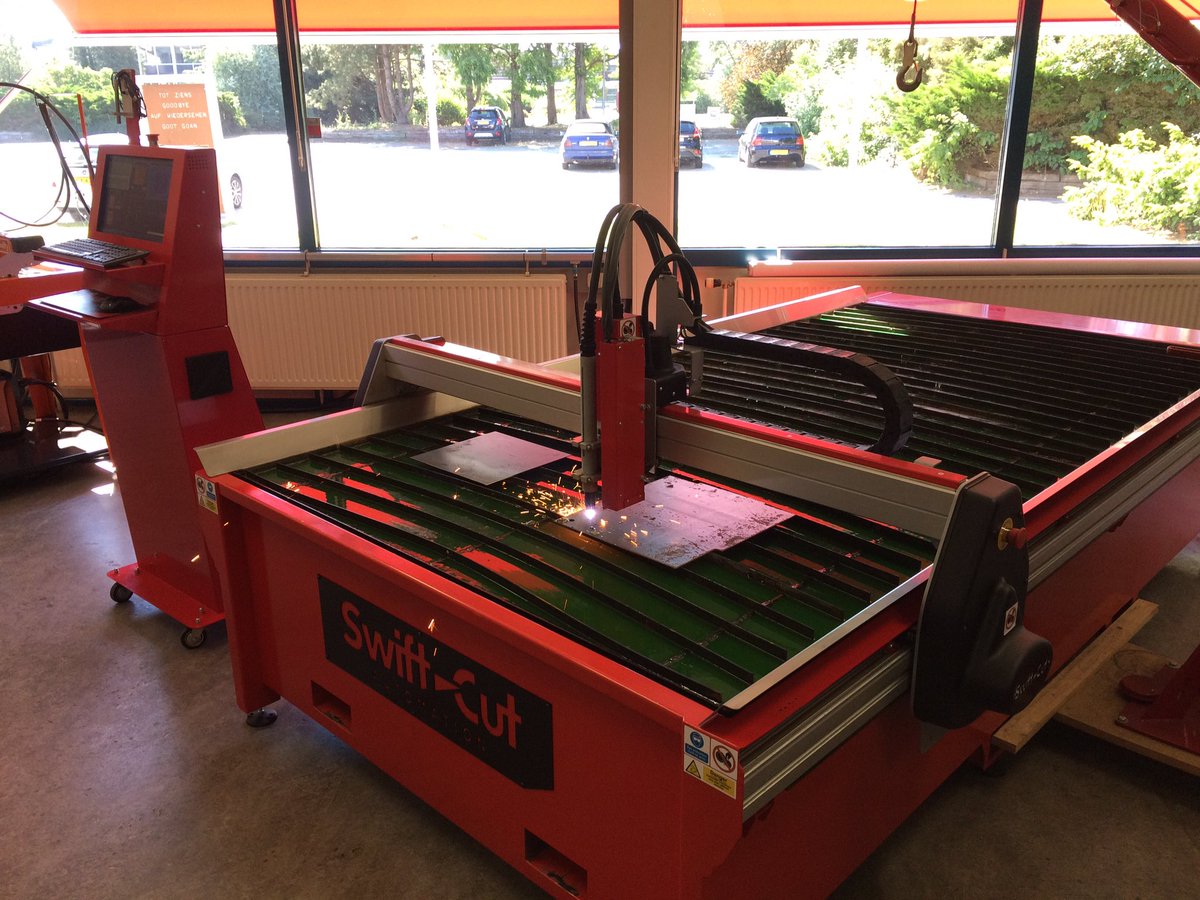 BartGreven's tweet photo. Met college van @gemhofvantwente op pad bij #SwiftCut in #Goor. Deze jongens bouwen snijmachines voor export over de hele wereld. Knap werk!👌 https://t.co/XSenCQE6Xw