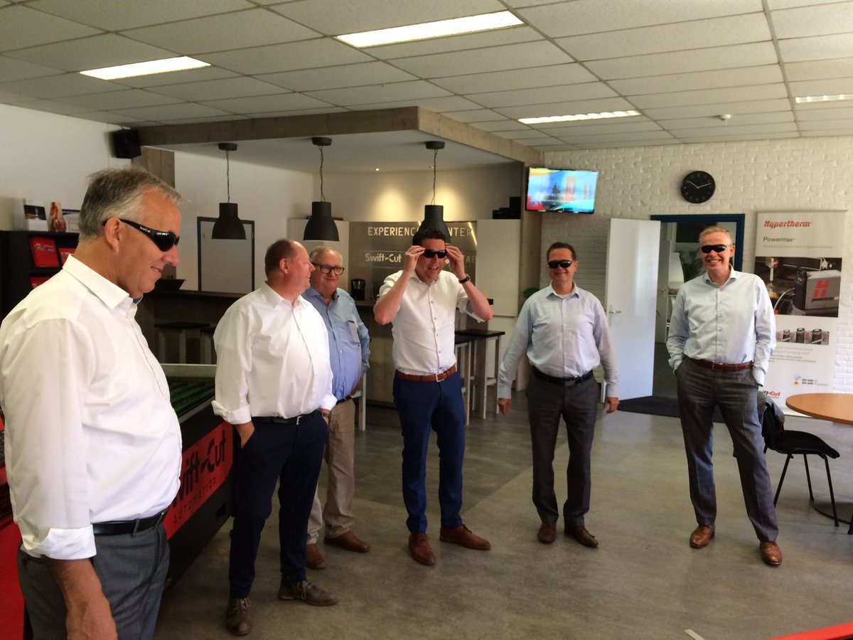 BartGreven's tweet photo. Met college van @gemhofvantwente op pad bij #SwiftCut in #Goor. Deze jongens bouwen snijmachines voor export over de hele wereld. Knap werk!👌 https://t.co/XSenCQE6Xw
