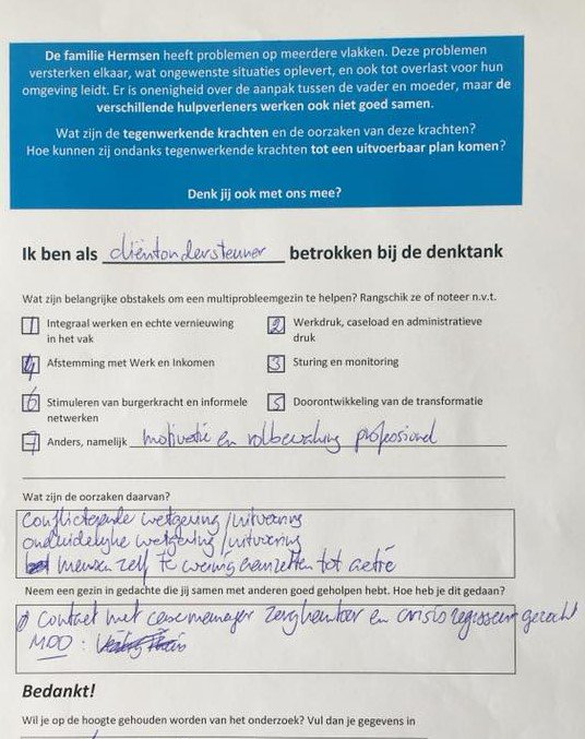 LostLemonLab's tweet photo. Tijdens de denktank @OPaZprogramma deelden we vragenkaarten uit aan professionals die werken met #multiprobleemgezinnen. Wil je ook meedenken? Dat kan! Mail naar rebeccavandermeer@lostlemon.nl We horen graag over jouw ervaringen. Wat moeten we écht meenemen in ons onderzoek? https://t.co/JnzXwvwUX3