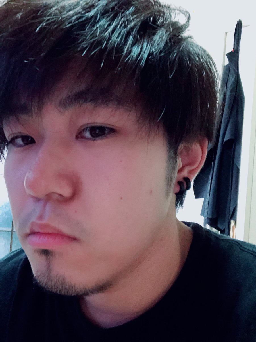 Tomoki Coolclever No Twitter ピアスは痛いからイヤーカフを買ったんだけど つける位置とかちょいちょい難しいね笑 位置とか意味とか姉貴に聞いたら お前ゲイやで右につけとけば って言われた 付けやすくて最初から右に付けてたけど断じてゲイではない