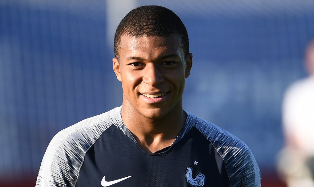 BFMTV's tweet photo. Mbappé donnera ses primes du Mondial à une association https://t.co/3kHpyRecAc https://t.co/0ahOZKDOXT
