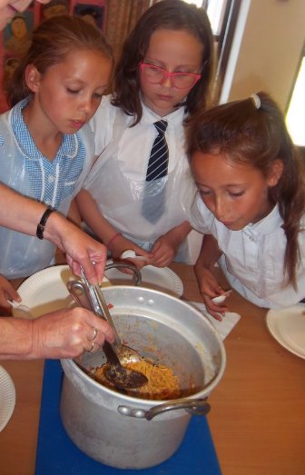 MevaSchool's tweet photo. Perfect timing for Seals class to have their 'Sustainable Fish Workshop' during Mevagissey Feast Week! They made crab linguine and mackerel pate 🐡🦀 https://t.co/0y4VOUzfAg