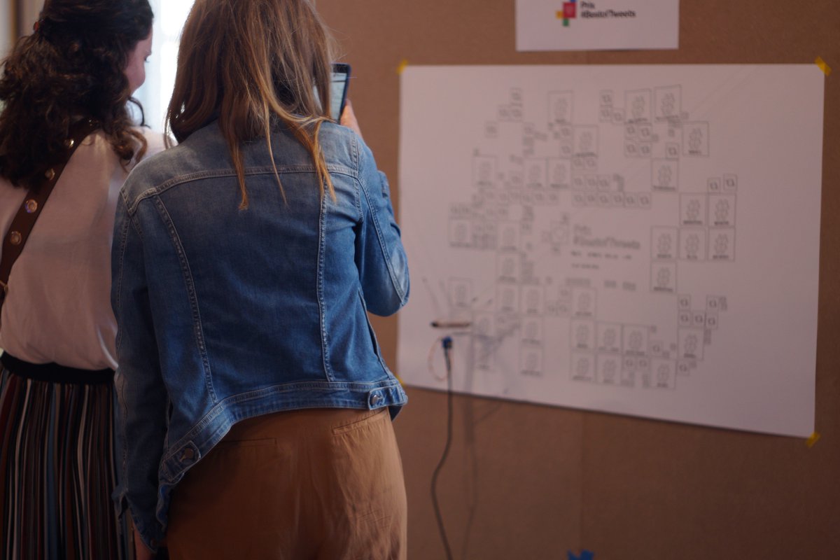 dataveyes's tweet image. 🙌 Bravo à tous les participants de la soirée #Bestoftweets qui ont permis au #Datagraph de créer une visualisation unique à partir de leurs tweets et interactions