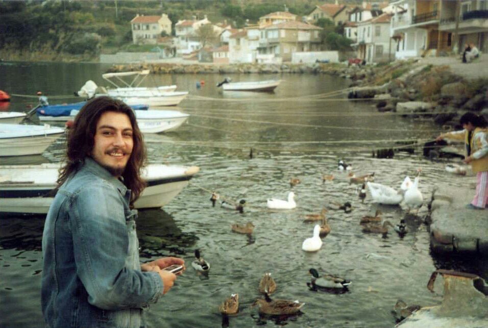 Ortalıkta hiç sevgi yok, görsen şimdi ölürdün kardeşim. Bir de, güzel insanlar hep gittiler buralardan zaten, kalanlar çok mutsuz.
İyi ki doğmuşsun, iyi ki tanımışız, iyi ki dinlemişiz seni. Cennet mekânın olsun  #BarışAkarsu .