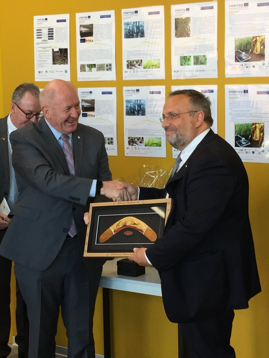 Fascinating visit to Gembloux @AgroBioTech with Governor General. World class research facility. Pleased to see links with number of Australian universities such as @CurtinUni. @BiologyANU @MonarchieBe