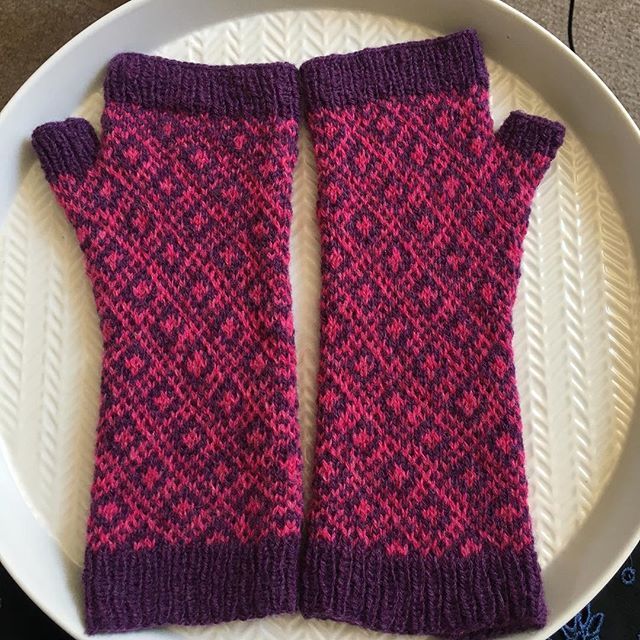 knitmastery's tweet image. Some finished mitts! #fofriday #finishedobject #strandedcolourwork #endpapermitts #jcrennie ift.tt/2N9uBc5