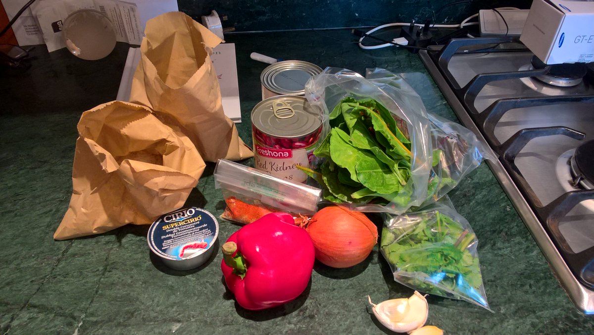 Food_NI's tweet image. Michele produced this delicious @FlavourFirstVeg meal last night with the guidance of the recipe booklet included in the 'ready to cook' box!🍴 Thanks again to @FlavourFirstVeg, the Rainbow Chilli meal was scrumptious! 😍🍛 #TasteTheGreatness #FlavourFirst #DinnerIsServed