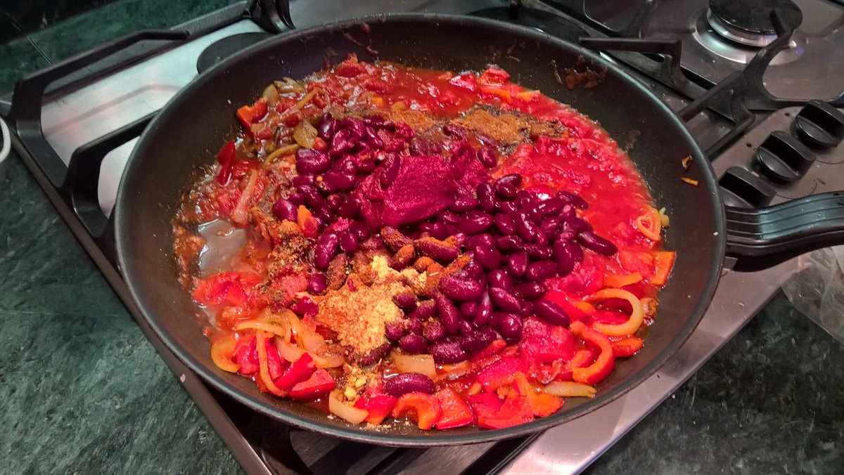 Food_NI's tweet image. Michele produced this delicious @FlavourFirstVeg meal last night with the guidance of the recipe booklet included in the 'ready to cook' box!🍴 Thanks again to @FlavourFirstVeg, the Rainbow Chilli meal was scrumptious! 😍🍛 #TasteTheGreatness #FlavourFirst #DinnerIsServed