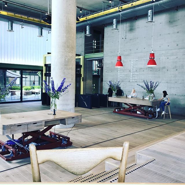 vernonbotha's tweet image. Loving 😍😍 this space. Amazing use of concretes, wood and steel where the elements so seamlessly blend. Such an inviting space @whitecollarfactory #architecture #FridayFunctions #WorkFunction #leadershipwithoutlimits ift.tt/2NatxFc