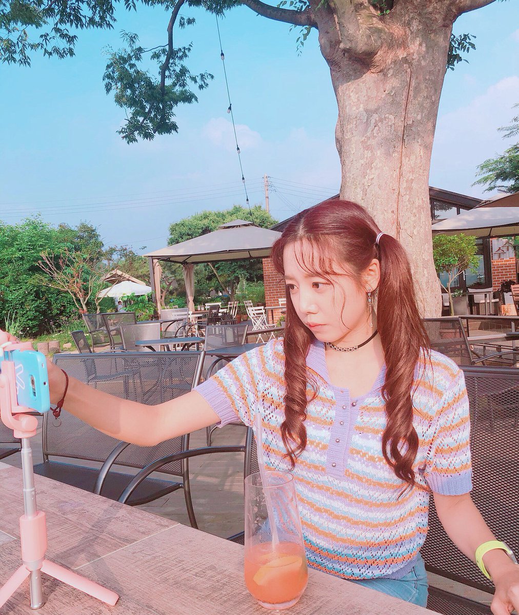 Apink_2011's tweet photo. [#에이핑크] 릴레이 #VLIVE 방송 그 다섯 번째 쥬인공은 우리 우리 💗사랑둥쥬💗 뽀미와 함께! 🐼들 심장을 들었다 놨다 하며🤗
함께 티저도 보면서 도란도란 🐼들과 이야기 나눈 울 쥬💘 귀여워서 눈물이 쥬륵쥬륵😭 브이앱은 내일도 함께해요😘

#Apink #1도없어 #남주 #사랑둥쥬와함께한_금요일🙌 https://t.co/834IXkF6LE