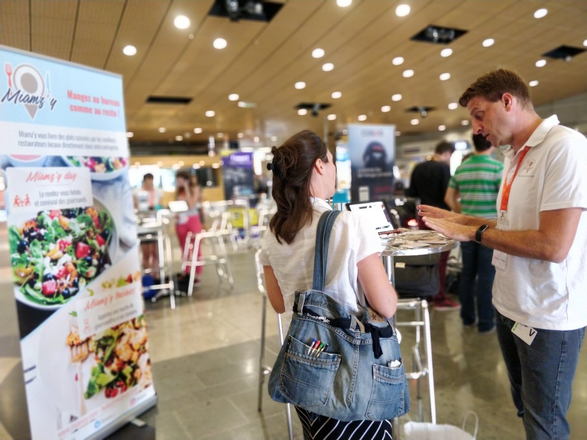 Les premiers visiteurs arrivent sur le stand Miamz'y et @DubourgnouxP  se fait une joie de les renseigner ! 😋