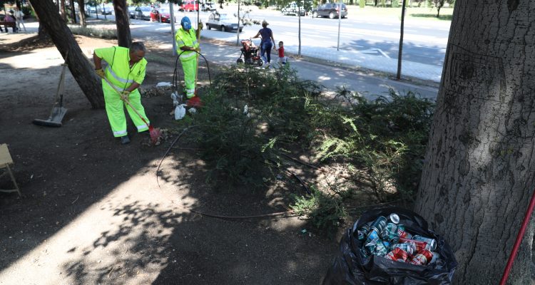 ¿Sabes qué son los equipos de actuación distrital? Una iniciativa de cooperación público-social puesta en marcha por el Ayuntamiento para mejorar el cuidado del entorno urbano a través de la inserción laboral de personas con bajos índices de empleabilidad. #MercadoMoratalaz