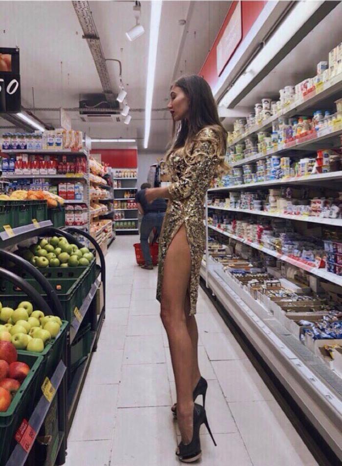 onediorussia's tweet photo. Когда собралась на Каннский фестиваль, но в Магните картошка по акции https://t.co/SYUKxAdTN1