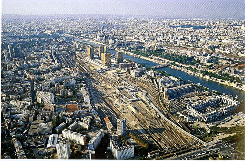 aspcrf's tweet photo. Les amateurs de photos aériennes devraient être servis ! On distingue ici la toute nouvelle BnF, le faisceau d'Austerlitz (qui n'a pas encore été recouvert)... Et la gare de Massena tout en bas vers la droite !
Via Playtime Bétonsalon
@laBnF @ParisTreizieme https://t.co/p9tq79HDFQ