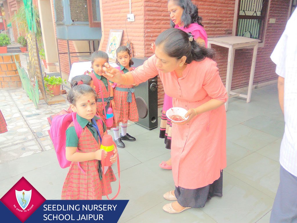 Seedlingjaipur's tweet image. Children enjoyed first day in school after Summer Break. The teacher welcomed them by enacting a story of The Lion and the Rabbit &amp;amp; singing songs.

#SeedlingSchool #NewSession #session2018 #NurserySchool #Welcome #Students #NewLearning