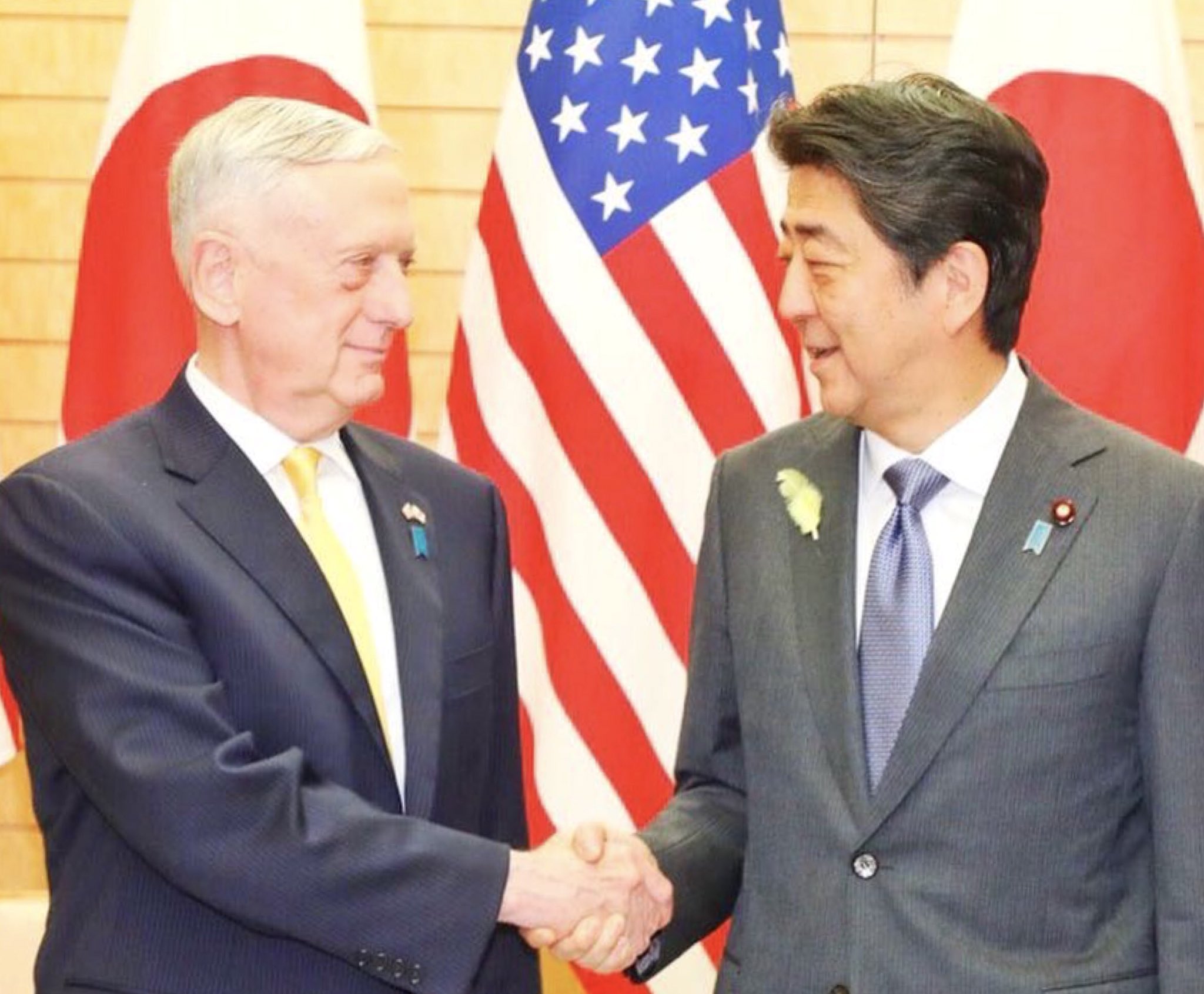 安倍晋三 長官の左胸に光るブルーリボンバッジに 日米同盟の強固な絆を改めて実感しました T Co S5qtxntzga Twitter