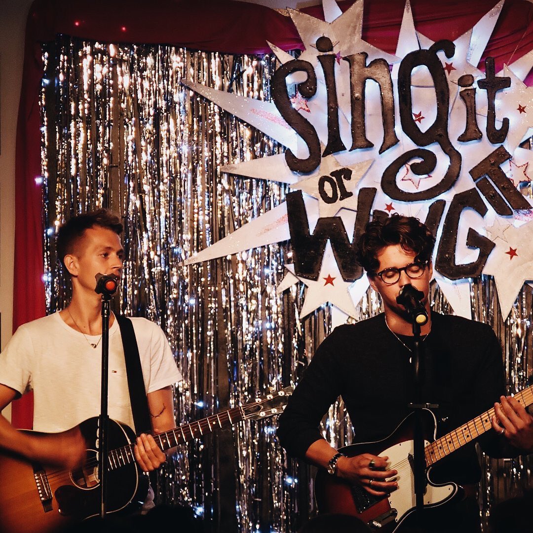 TheVampsItalia's tweet photo. I ragazzi a #SingItOrWingIt 🎤
@TheVampsJames @TheVampsband https://t.co/MV0uvIUv7t