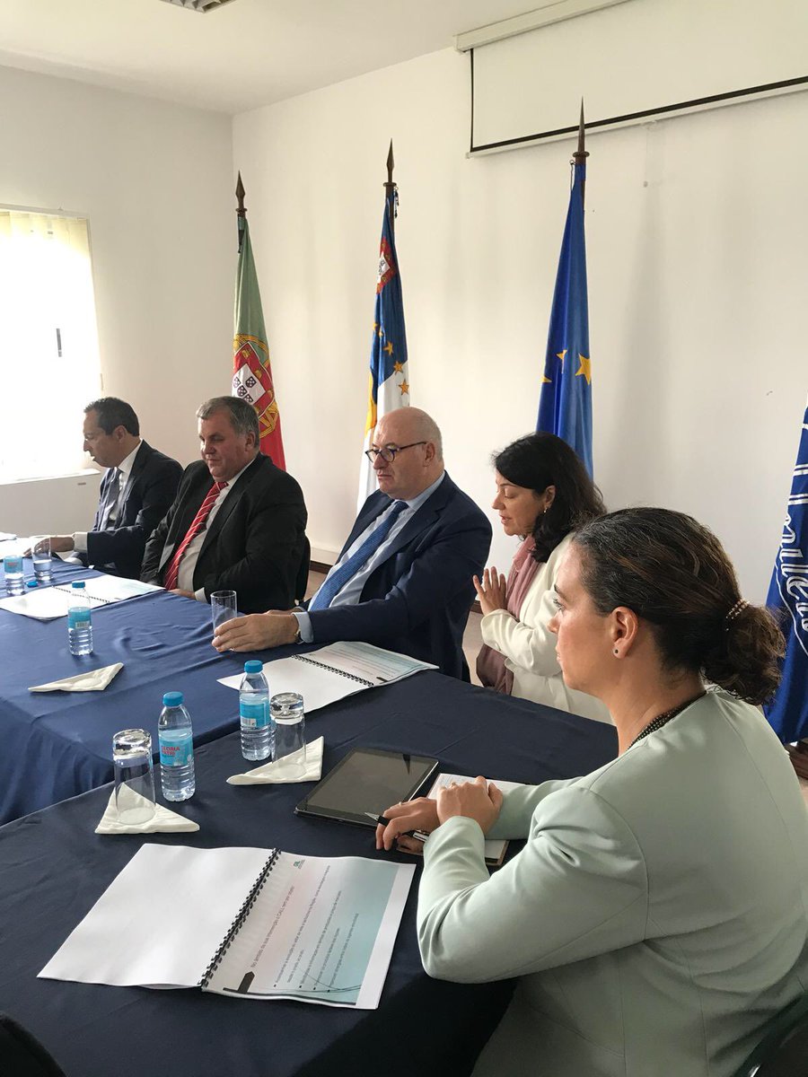 CE_PTrep's tweet photo. O Comissário @PhilHoganEU aproveita a sua visita oficial aos Açores para reunir-se com representantes dos produtores de leite e de produtos lácteos e com representantes do Centro Açoriano de Leite e Lacticínios 🐄 #FutureofCAP https://t.co/zMHONMFBYT