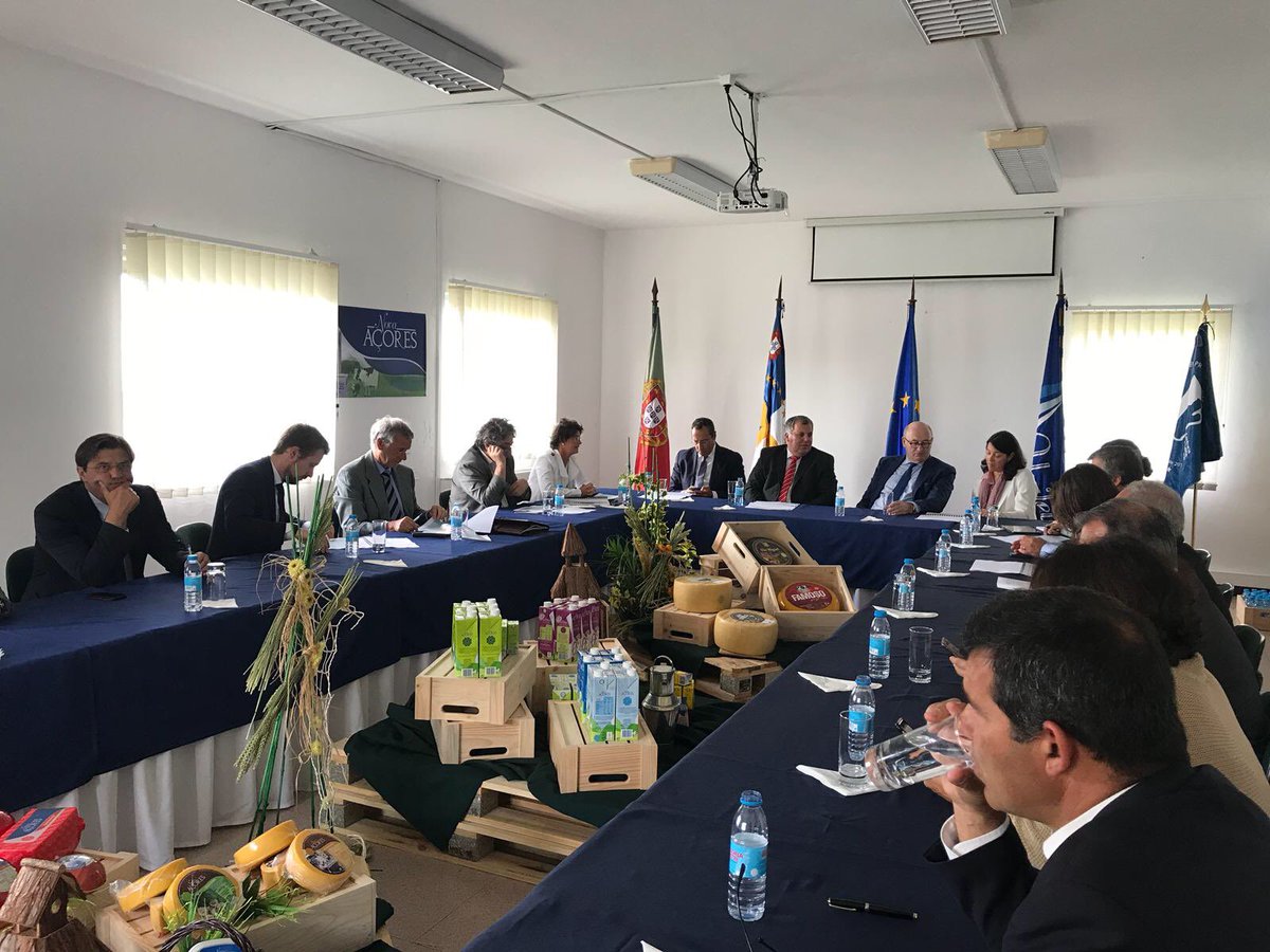 CE_PTrep's tweet photo. O Comissário @PhilHoganEU aproveita a sua visita oficial aos Açores para reunir-se com representantes dos produtores de leite e de produtos lácteos e com representantes do Centro Açoriano de Leite e Lacticínios 🐄 #FutureofCAP https://t.co/zMHONMFBYT