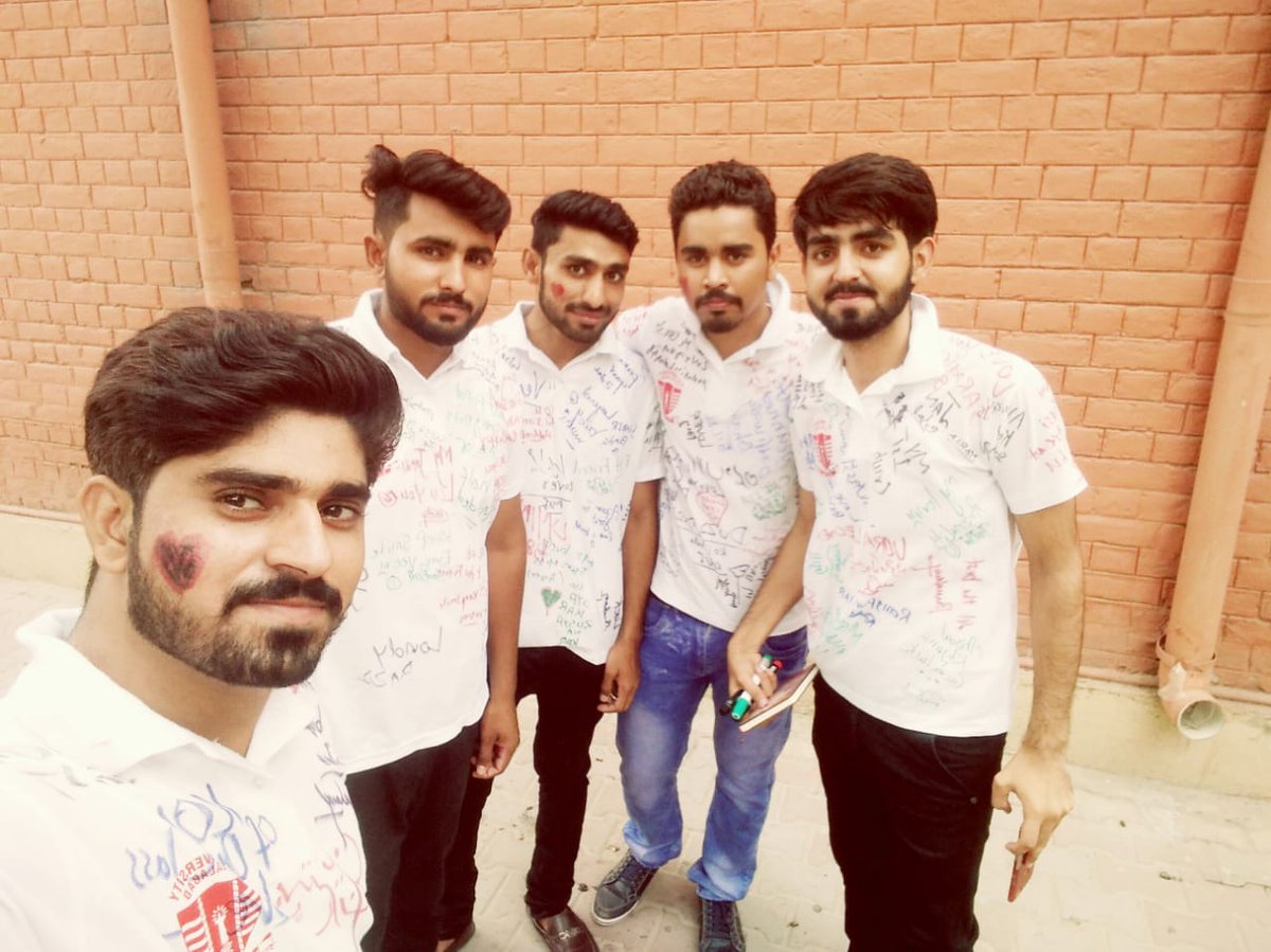 theasifshahzad's tweet photo. Finally this golden era
of life came to end.
#Graduated 🎓
#CommentDay📝
#lastSemsVibes
Ye paal hmein yaad aen gy❣️ https://t.co/A71QyCRehP