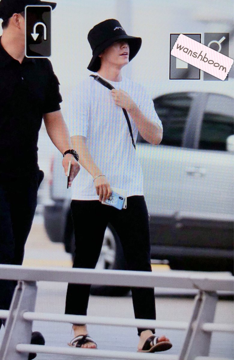 _Apple_Garden_'s tweet photo. Donghae at Incheon Airport, off to Manila for #SS7Manila 

[Wanshboom] https://t.co/BFXqa2FFFU
